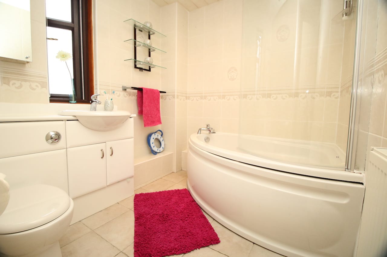 2 Ben Nevis Way, Cumbernauld, G68 9JA Nest Estate Agents