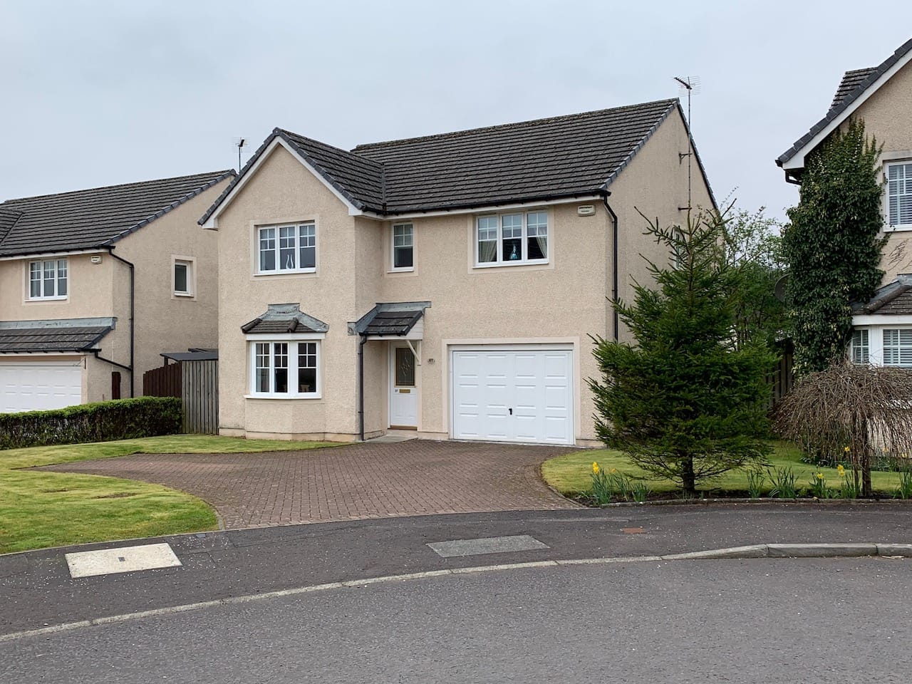 27 Hunters Way, Lochwinnoch, Renfrewshire, PA12 4BX Nest Estate Agents