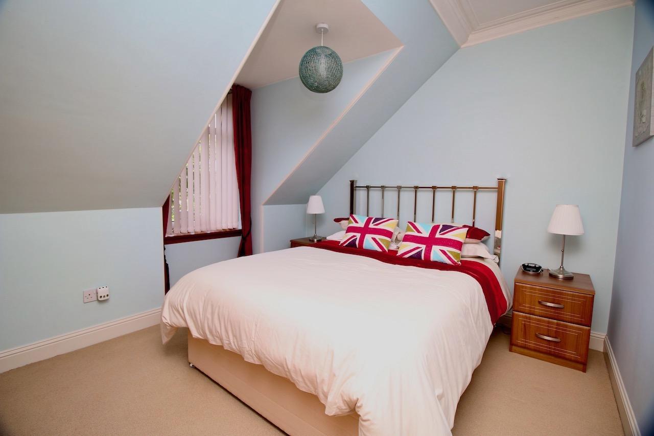 Anniesdale Avenue, Stepps