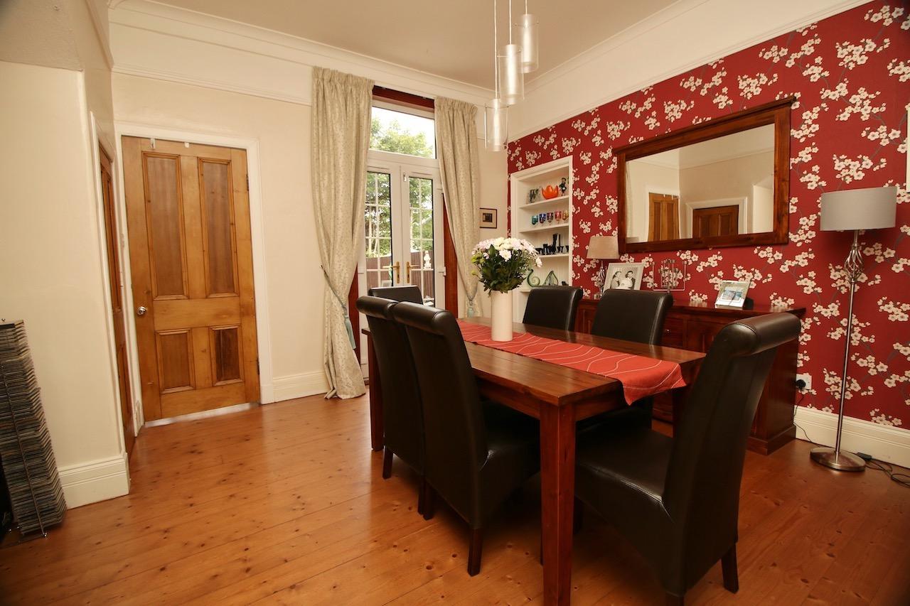 Anniesdale Avenue, Stepps